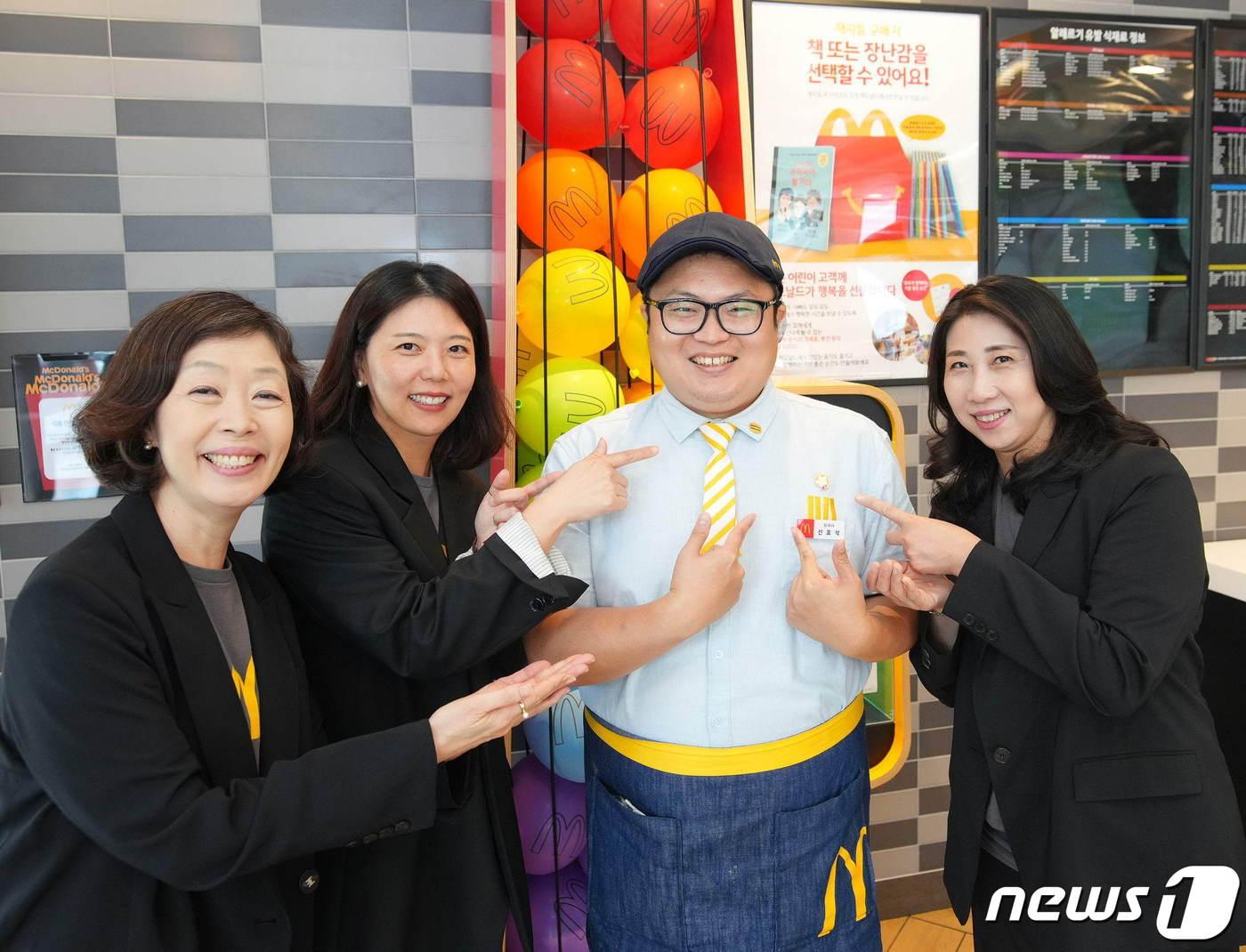 지난 6일 ‘창립자의 날’을 맞아 천안두정역DT점을 방문한 김기원 한국맥도날드 대표, 정승혜 부사장, 한연미 부사장이 천안두정역DT점 신효석 크루와 기념사진 촬영을 하고 있다. &#40;왼쪽부터 정승혜 부사장, 김기원 대표, 신효석 크루, 한연미 부사장&#41;.&#40;맥도날드 제공&#41;