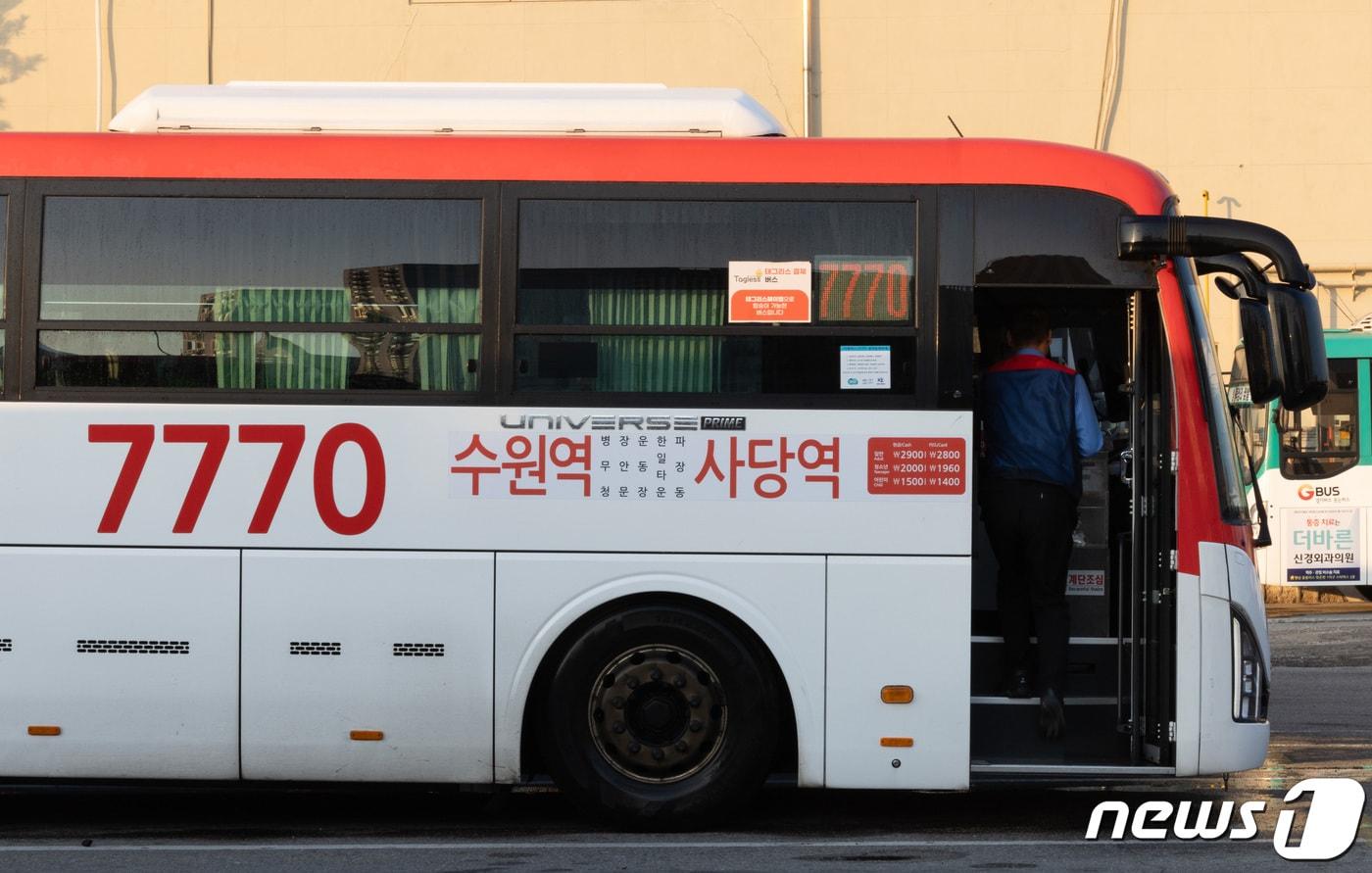 경기 수원시 권선구 경진여객운수 차고지에서 광역버스 운행 기사가 차량에 탑승하고 있다. 2023.10.10/뉴스1 ⓒ News1 이재명 기자