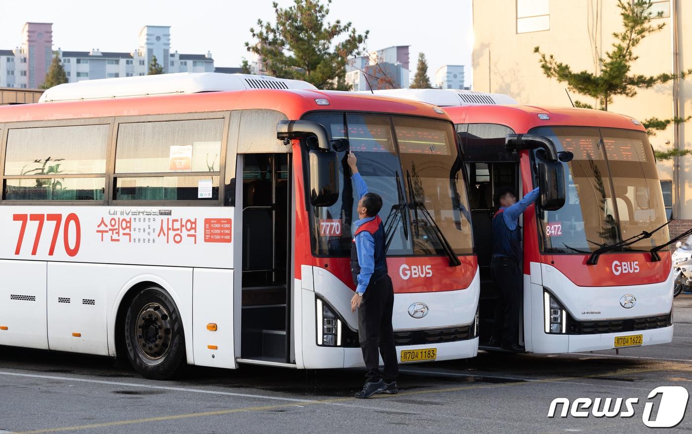 민주노총 경진여객운수지회 조합원들이 준법운행 투쟁에 들어간 10월10일 오전 경기 수원시 권선구 경진여객운수 차고지에서 광역버스 기사들이 운행 준비를 하고 있다. 2023.10.10/뉴스1 ⓒ News1 이재명 기자