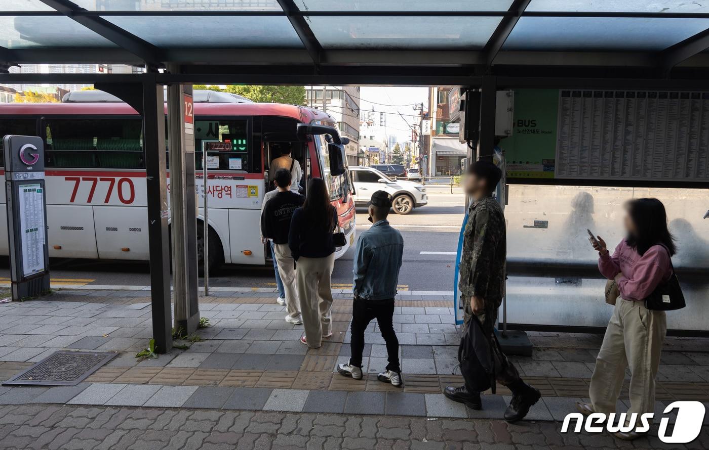 경기 수원시 장안구의 한 버스정류장에서 시민들이 광역버스에 탑승하고 있다. 2023.10.10/뉴스1 ⓒ News1 이재명 기자