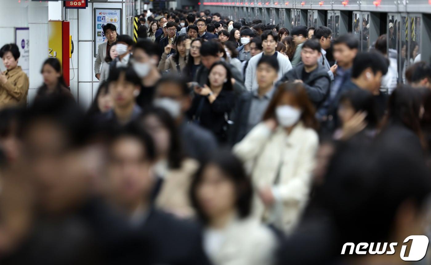 서울 시내 한 지하철역에서 직장인들이 출근을 하고 있다. &#40;뉴스1 DB, 기사와 관련 없음&#41; ⓒ News1 이동해 기자