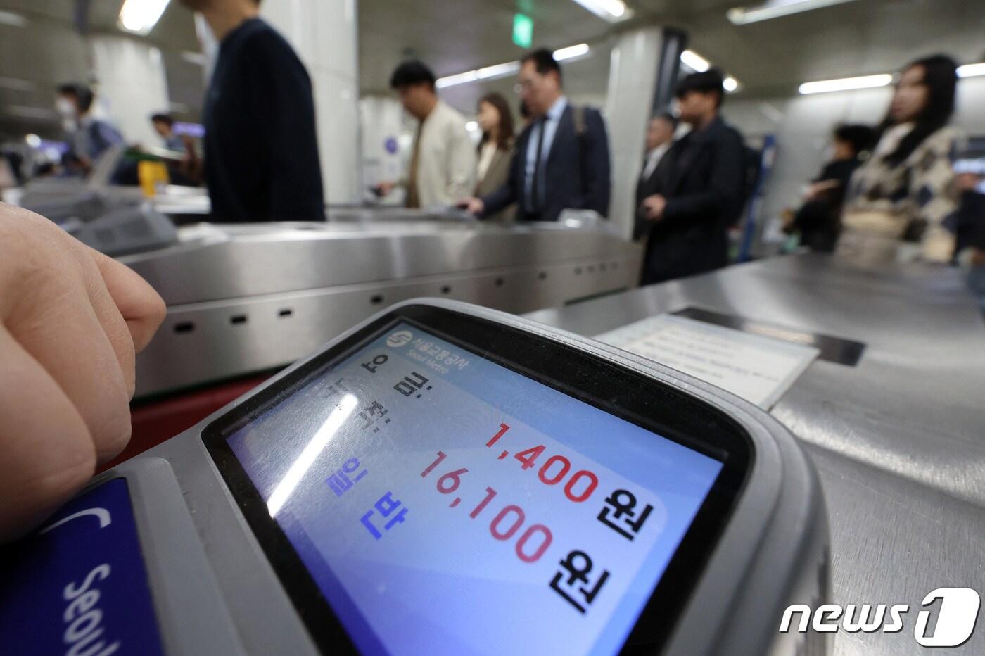 서울 시내 한 지하철역에서 시민들이 개찰구를 통과하며 이용요금을 내고 있다. ⓒ News1 이동해 기자