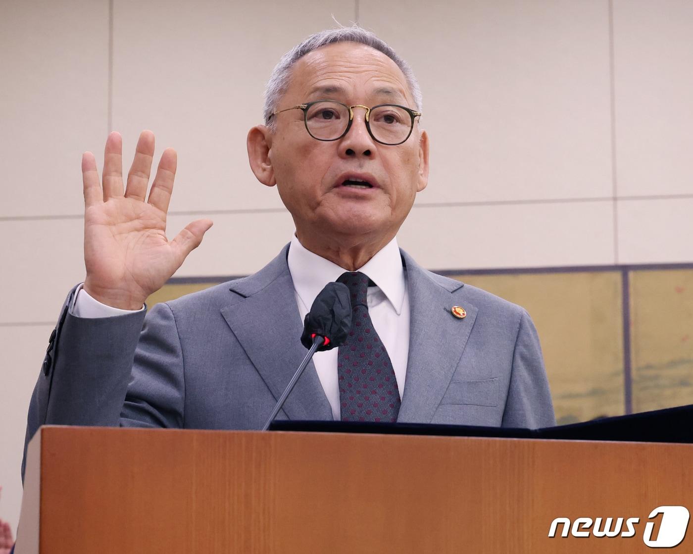 유인촌 문화체육관광부 장관이 10일 서울 여의도 국회에서 열린 문화체육관광위원회 국정감사에서 선서를 하고 있다. 2023.10.10/뉴스1 ⓒ News1 송원영 기자