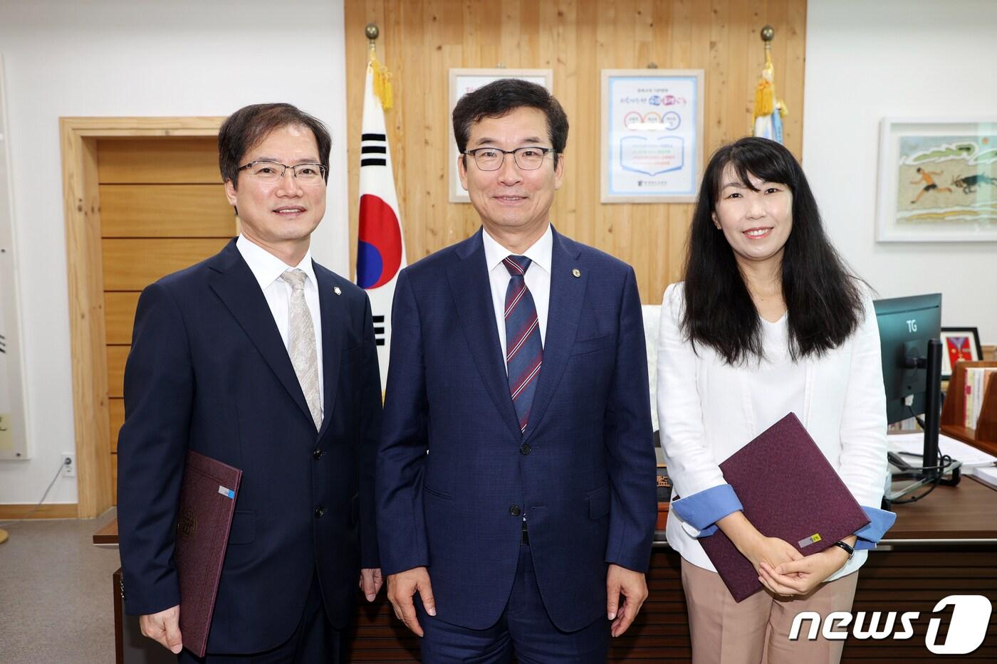 충북도교육청은 각급 기관&#40;학교&#41;의 고충 해결을 위해 김원호&#40;왼쪽&#41;·박남현&#40;오른쪽&#41; 변호사를 고문변호사로 위촉했다.&#40;충북교육청 제공&#41;/뉴스1