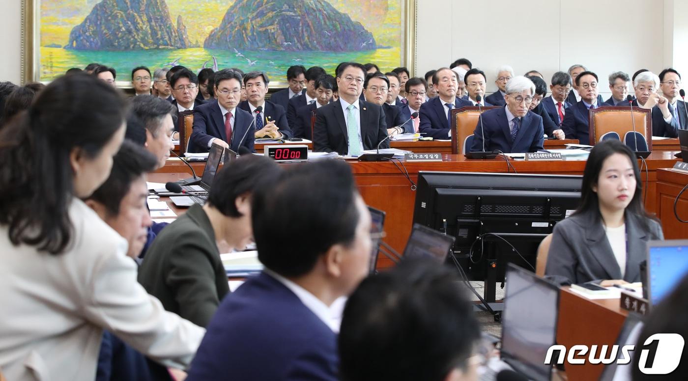 방기선 국무조정실장이 10일 오전 서울 여의도 국회에서 열린 정무위원회의 국무조정실, 국무총리비서실, 경제·인문사회연구회 및 소관 출연연구관 등에 대한 국정감사에서 의원들의 질의를 경청하고 있다. 2023.10.10/뉴스1 ⓒ News1 임세영 기자