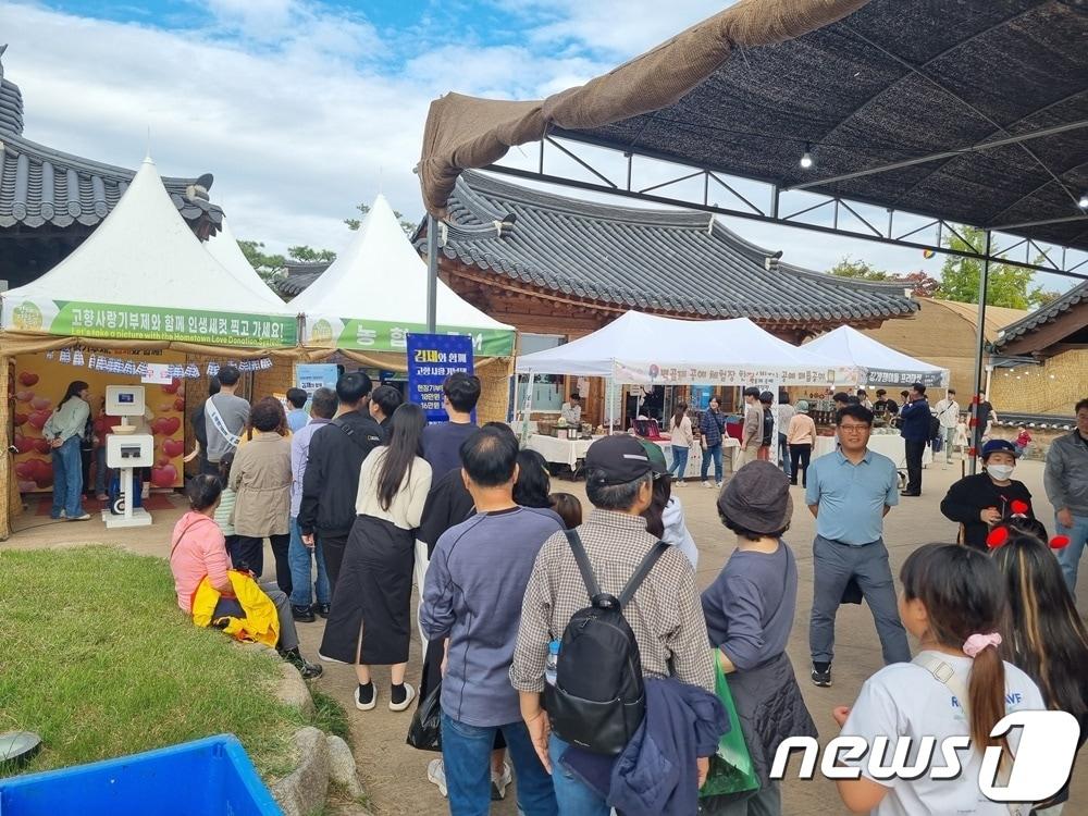 전북 김제시가 지평선축제기간 출향인들을 위한 고향사랑기부제 홍보부스를 운영했다.&#40;김제시 제공&#41; 2023.10.10/뉴스1