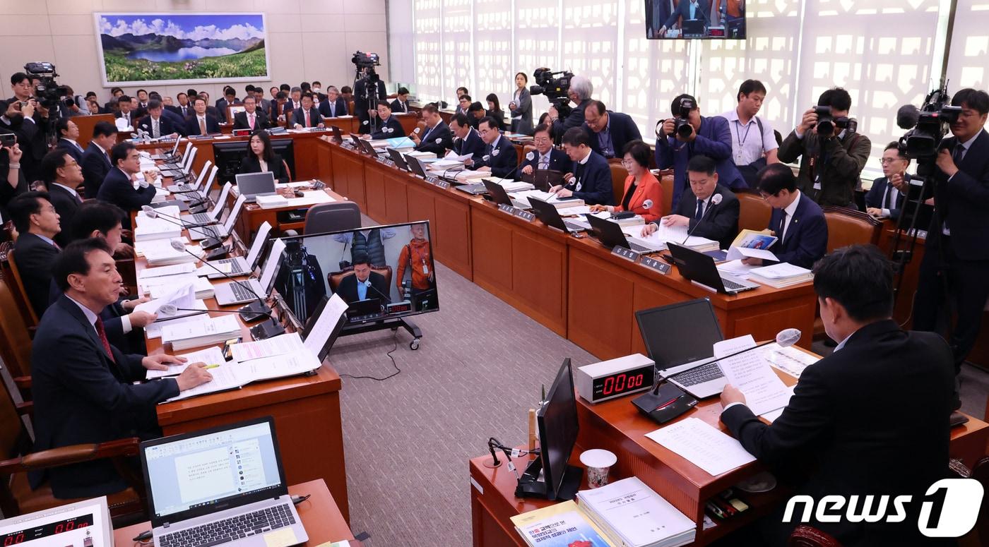 김태호 국회 외교통일위원회 위원장이 10일 오전 서울 여의도 국회에서 열린 외통위 전체회의를 주재하고 있다. 2023.10.10/뉴스1 ⓒ News1 황기선 기자