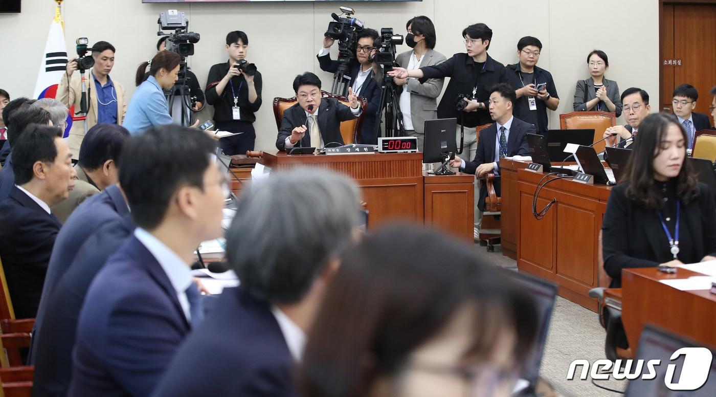 장제원 국회 과방위 위원장이 10일 오전 서울 여의도 국회에서 열린 과학기술정보방송통신위원회의 방송통신위원회, 방송통신사무소, 방송통신심의위원회, 시청자미디어재단에 대한 국정감사를 주재하고 있다. 2023.10.10/뉴스1 ⓒ News1 임세영 기자