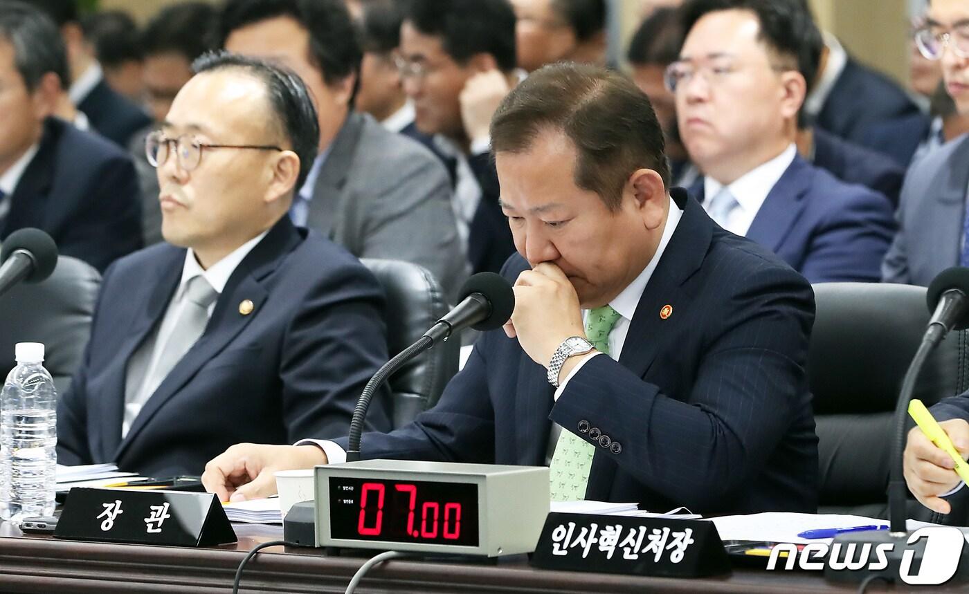 이상민 행정안전부 장관이 10일 정부세종청사에서 열린 국회 행정안전위원회의 행정안전부, 인사혁신처 등의 국정감사에서 생각에 잠겨있다.2023.10.10/뉴스1 ⓒ News1 김기남 기자