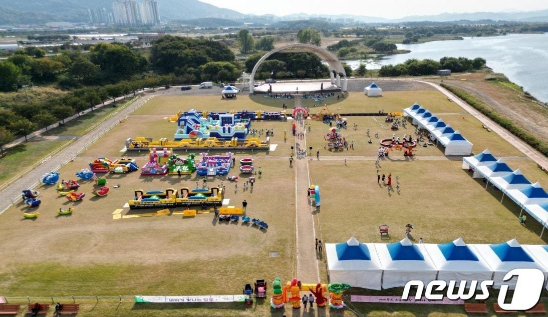 오는 10일부터 15일까지 대구 달성군 화원읍 사문진 야외공연장 일대서 &#39;달성군 영유아 대축제&#39;가 진행되고 있다. &#40;대구 달성군 제공&#41;