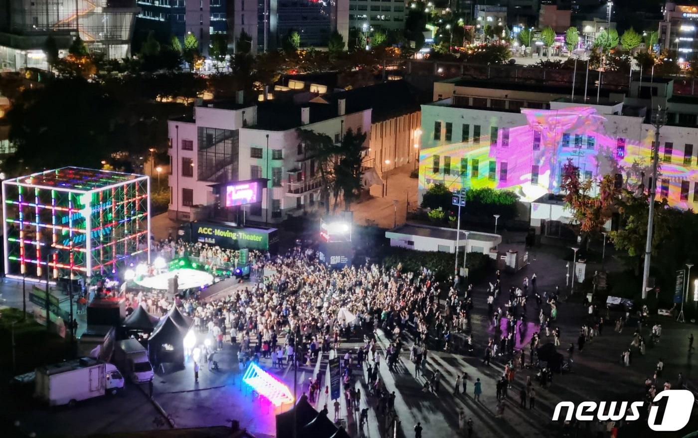 지난해 광주 광장축제 콜렉티브 롬 무대 작품 자료사진.&#40;광주시 제공&#41;/뉴스1