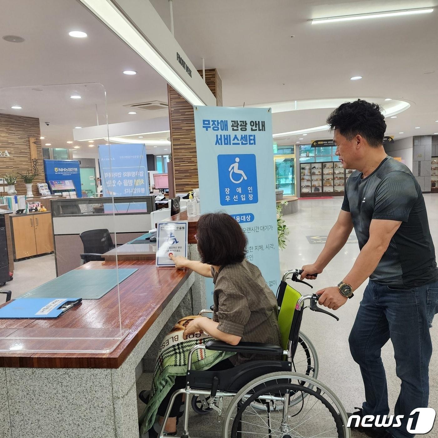 대구 달성군 비슬산유스호스텔을 방문한 관광객이 편의시설을 이용하고 있다.&#40;대구 달성군 제공&#41;