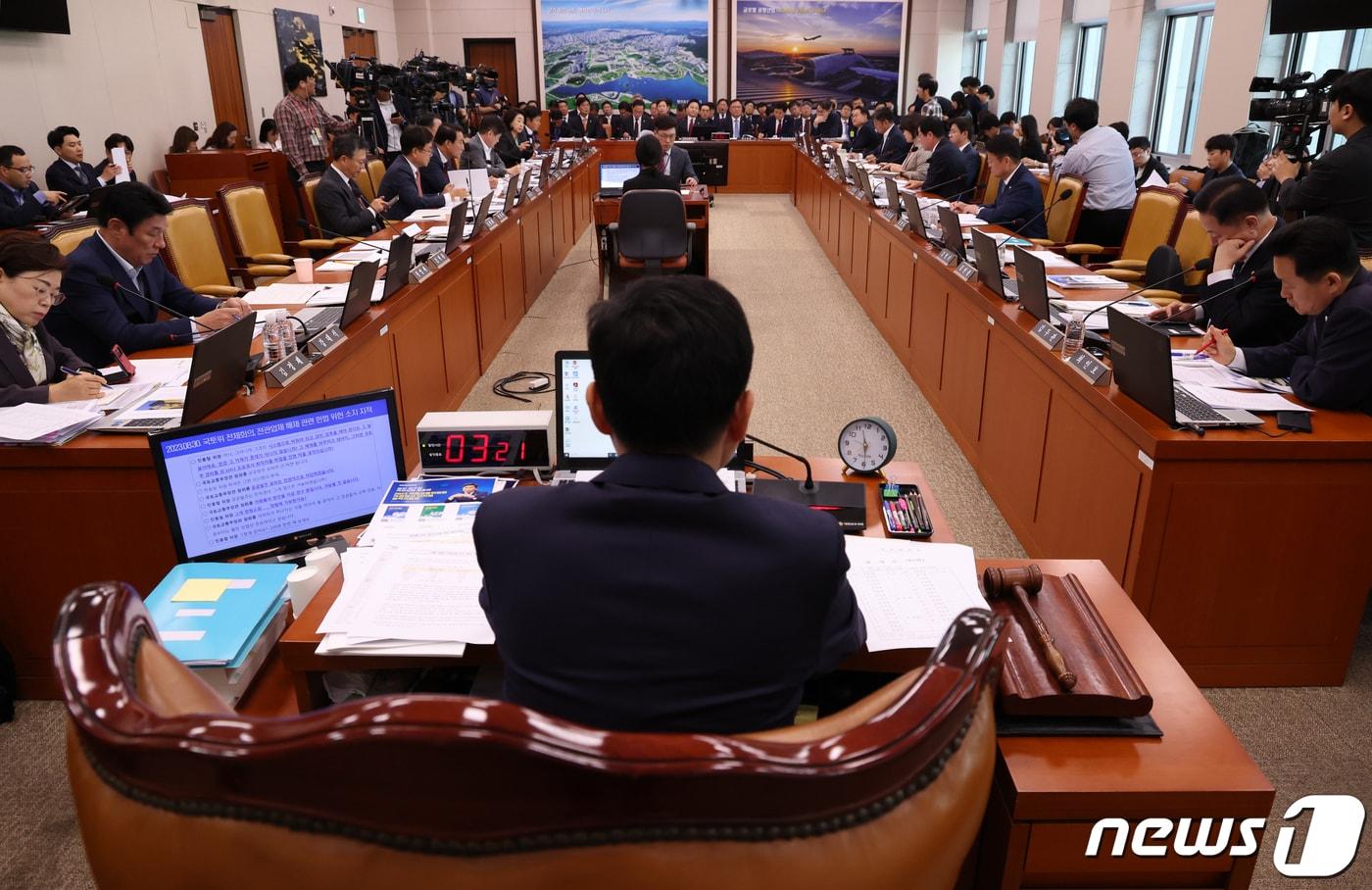 원희룡 국토교통부 장관이 10일 서울 여의도 국회에서 열린 국토교통위원회 국정감사에서 의원들의 질의에 답변하고 있다. 2023.10.10/뉴스1 ⓒ News1 송원영 기자