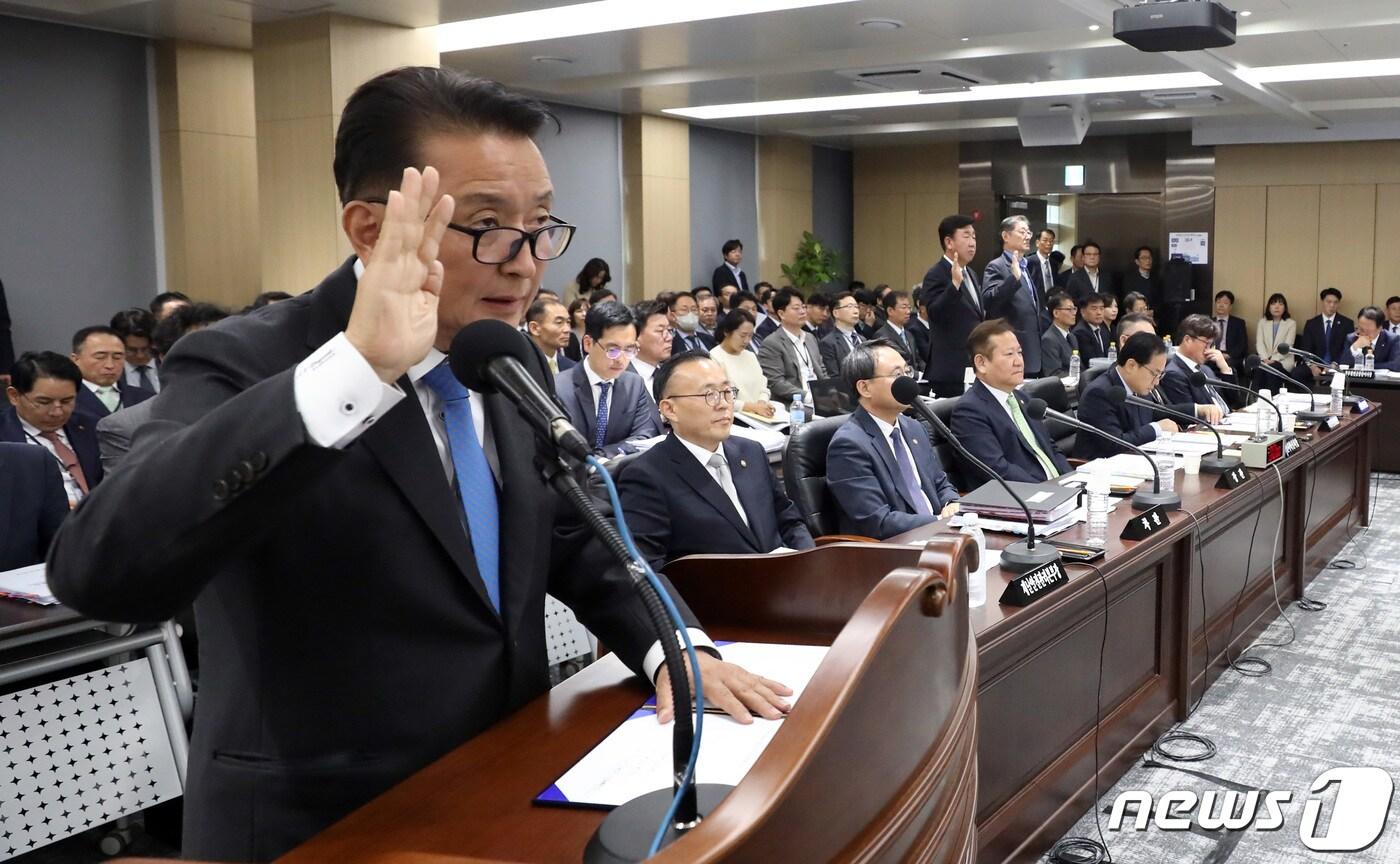 10일 정부세종청사에서 열린 국회 행정안전위원회의 행정안전부, 인사혁신처 등의 국정감사에 충북 오송 궁평2지하차도 관련 증인으로 출석한 김영환 충북도지사가 증인 선서를 하고 있다. 2023.10.10/뉴스1 ⓒ News1 김기남 기자