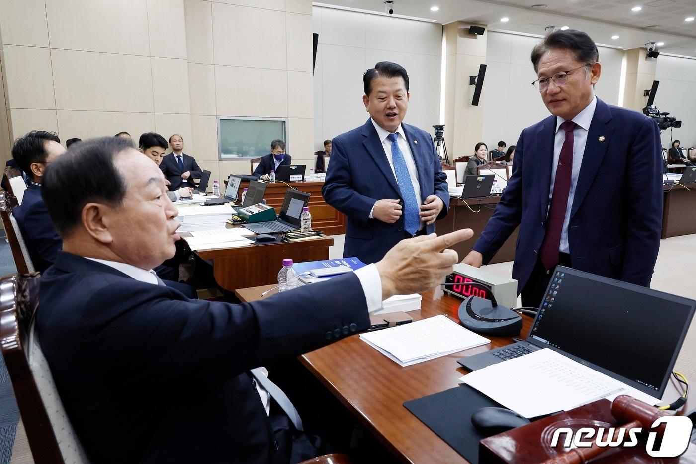 국회 국방위원장 한기호 국민의힘 의원&#40;왼쪽&#41;과 국방위 야당 간사인 김병주 더불어민주당 의원&#40;가운데&#41;. 2023.10.10/뉴스1 ⓒ News1 국회사진취재단