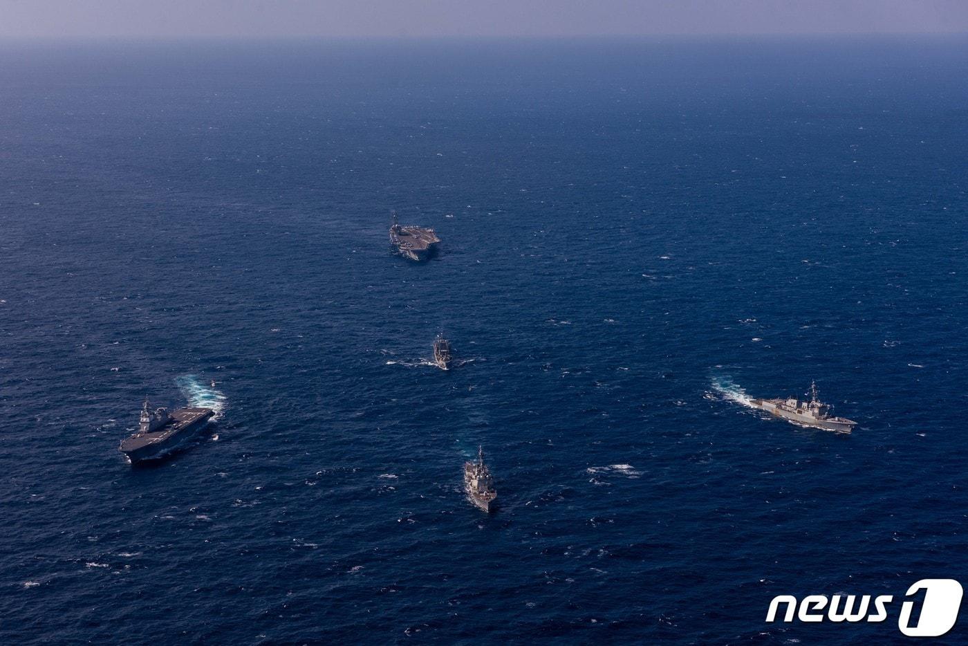 한미일 해상전력이 지난달 10일 제주 동남방 공해상에서 해양차단 및 대해적 훈련 실시하고 있다. &#40;해군 제공&#41;2023.10.10/뉴스1