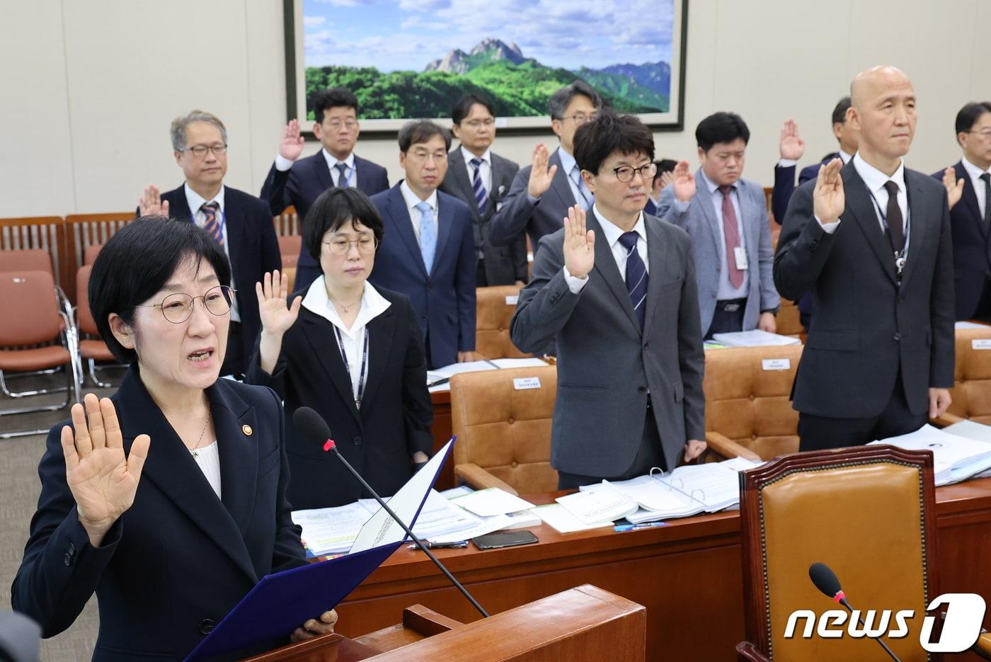 한화진 환경부 장관이 11일 오전 서울 여의도 국회에서 열린 환경노동위원회의 환경부에 대한 국정감사에서 선서하고 있다. 2023.10.11/뉴스1 ⓒ News1 황기선 기자