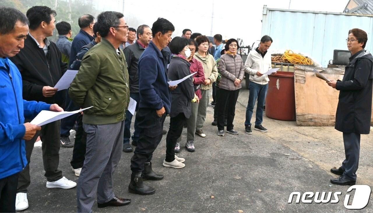 11일 보은 산외면 이장협의회와 사회단체 관계자들이 기자회견을 열고 입장을 밝히고 있다. &#40;독자 제공&#41; /뉴스1