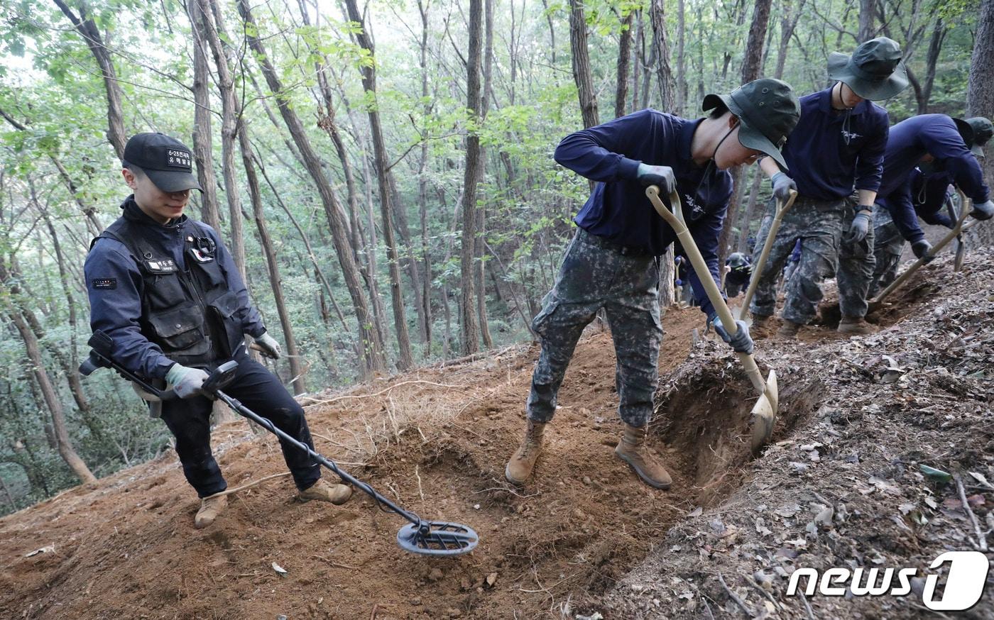 국방부 유해발국감식단과 육군 장병들이 유해발굴을 하고 있다. 2023.10.11/뉴스1 ⓒ News1 김영운 기자