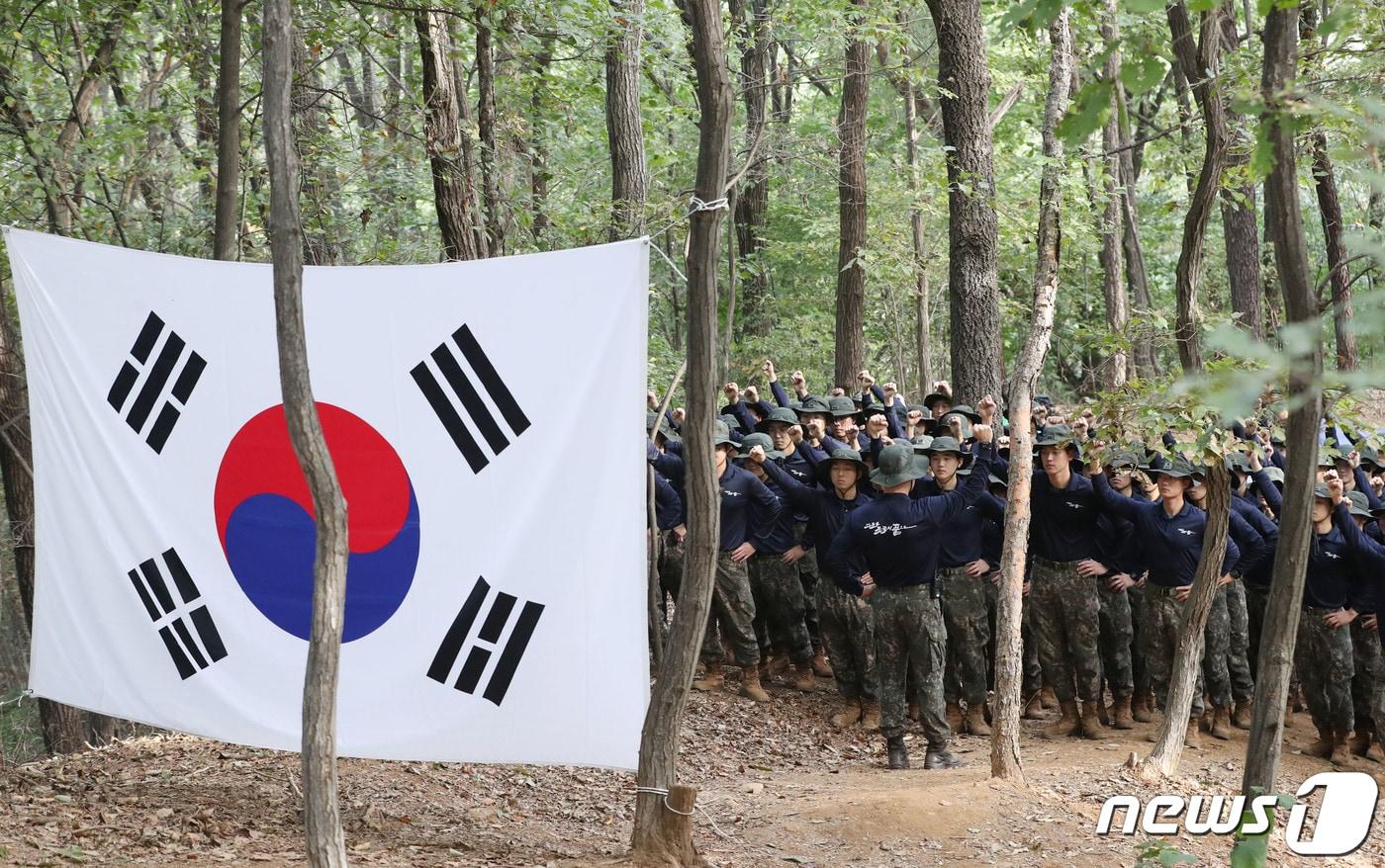 11일 오전 경기 의왕시 모락산 일대에서 국방부 유해발굴감식단과 육군 제51보병사단 장병들이 유해발굴에 앞서 파이팅 구호를 외치고 있다. 2023.10.11/뉴스1 ⓒ News1 김영운 기자