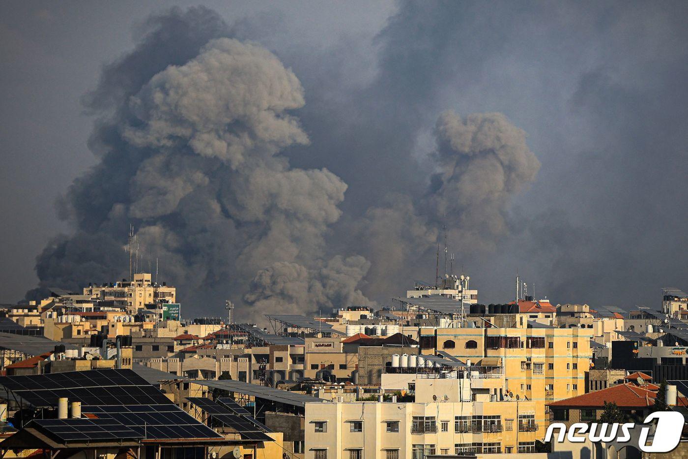 10일 &#40;현지시간&#41; 팔레스타인 무장 정파 하마스의 공격에 대응한 이스라엘 군의 공습을 받은 가자 지구에서 연기가 솟아 오르고 있다. 2023.10.11 ⓒ AFP=뉴스1 ⓒ News1 우동명 기자