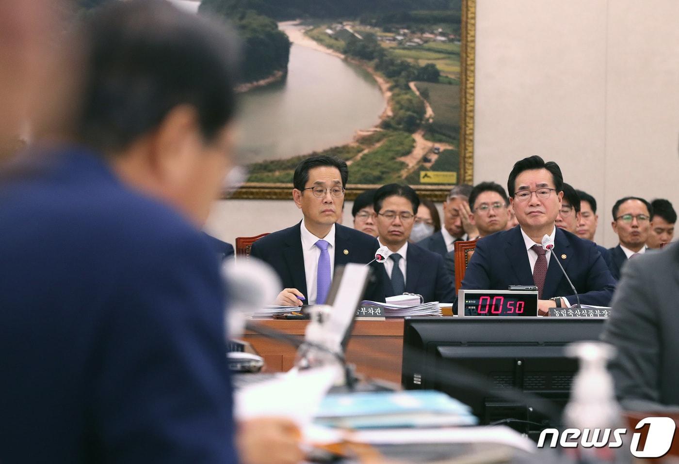 정황근 농림축산식품부 장관이 11일 오전 서울 여의도 국회에서 열린 농림축산식품해양수산위원회의 농림축산식품부, 농업정책보험금융원, 농림수산식품교육문화정보원, 농림식품기술기술기획평가원에 대한 국정감사에서 의원들의 질의를 경청하고 있다. 2023.10.11/뉴스1 ⓒ News1 임세영 기자