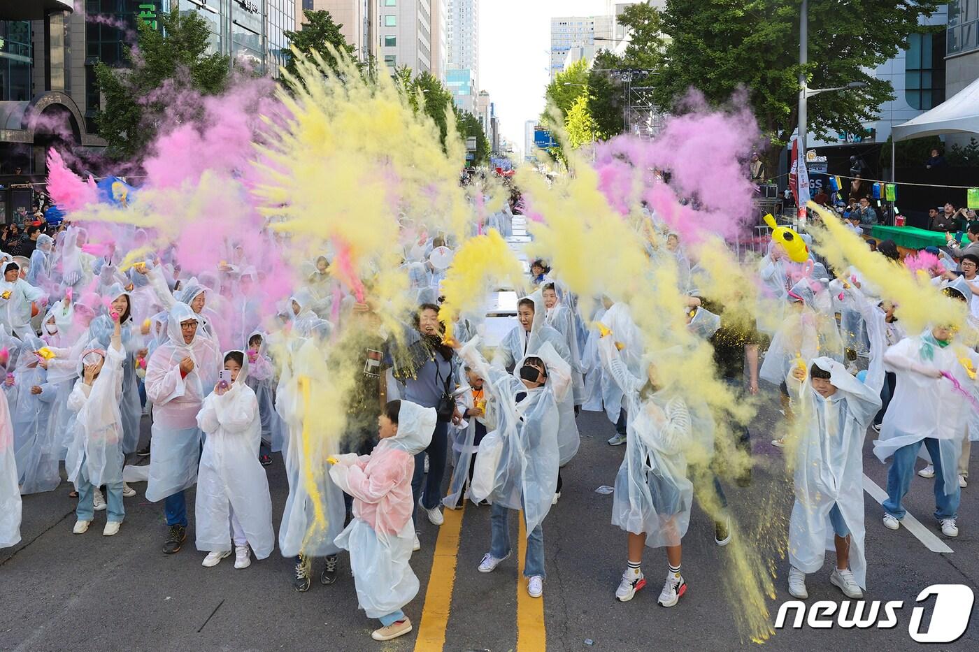 추억의 충장축제 나흘째인 지난해 10월 8일 광주 동구 금남로 일대에서 퍼포먼스가 열리고 있다. &#40;광주 동구 제공&#41; 2023.10.11/뉴스1 