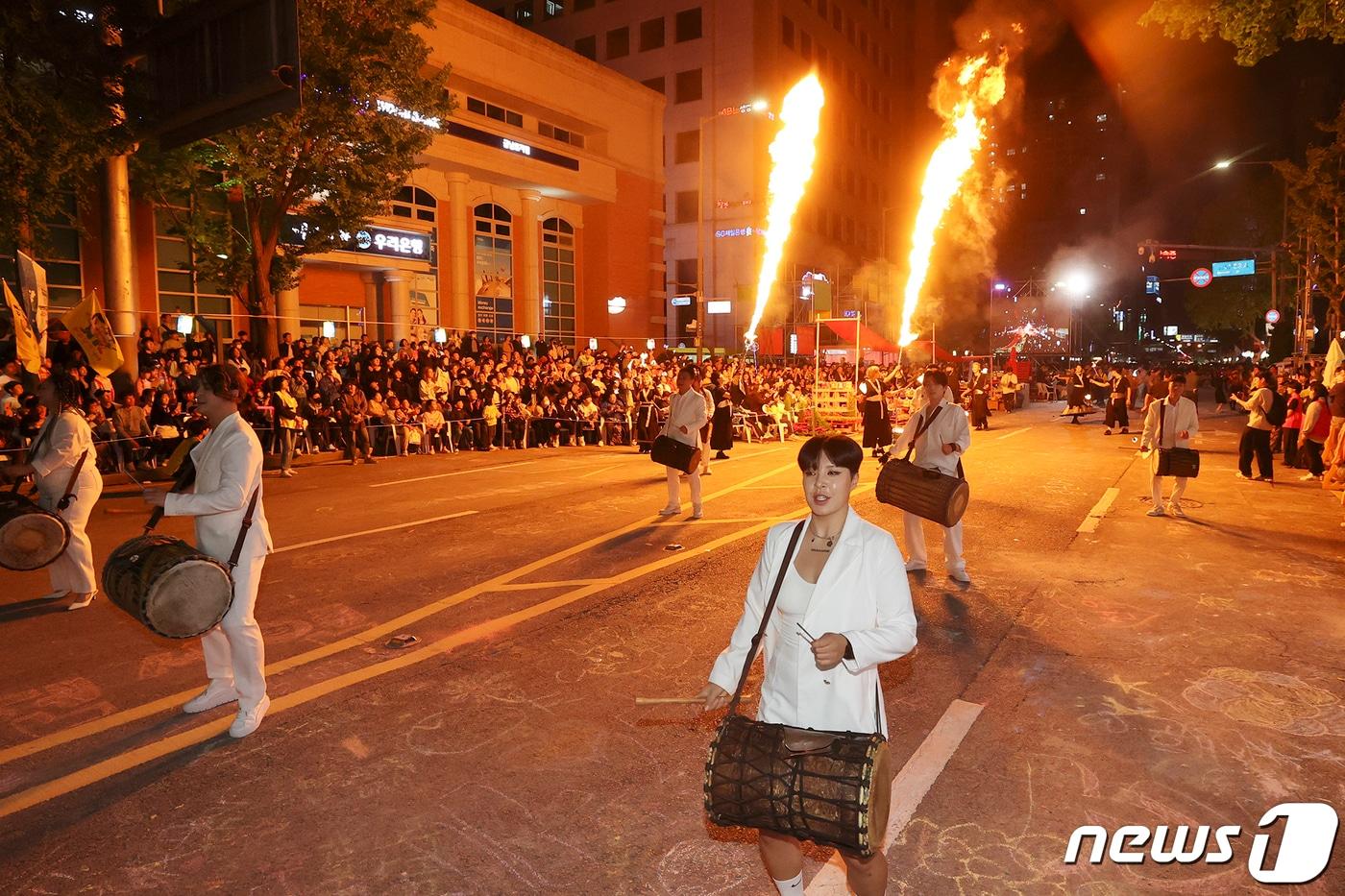 추억의 충장축제 나흘째인 지난해 10월 8일 광주 동구 금남로 일대에서 퍼레이드 행렬이 이어지고 있다. &#40;광주 동구 제공&#41; 2023.10.11/뉴스1 