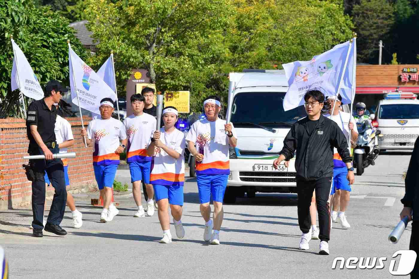 김명신 장성부군수&#40;가운데&#41;가 제104회 전국체전 성화를 봉송하고 있다.&#40;장성군 제공&#41;2023.10.11./뉴스1