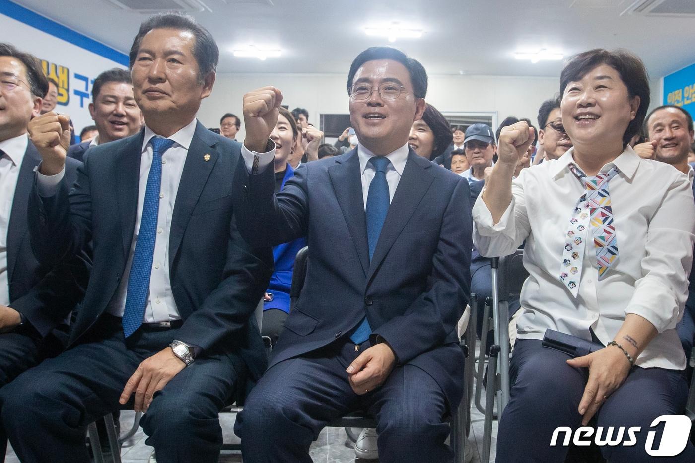 강서구청장 재보궐 선거 개표가 진행된 11일 밤 서울 강서구 마곡동 대방디엠시티 1차에 마련된 진교훈 더불어민주당 후보 선거캠프에서 진 후보와 당 최고위원들이 파이팅 포즈를 취하고 있다. &#40;공동취재&#41; 2023.10.11/뉴스1 ⓒ News1 김진환 기자