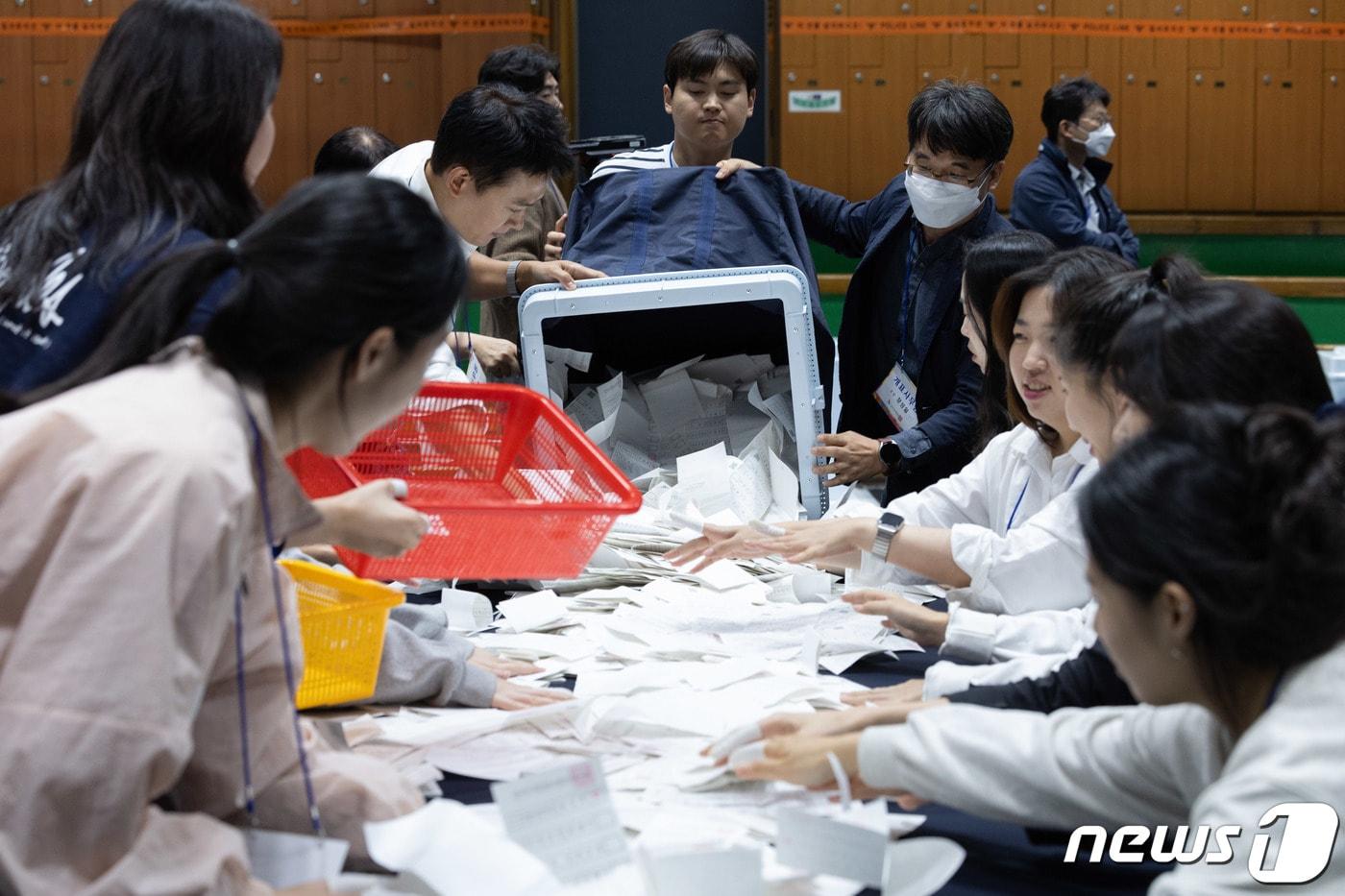 투표용지 분리하는 개표사무요원 자료사진./뉴스1 ⓒ News1