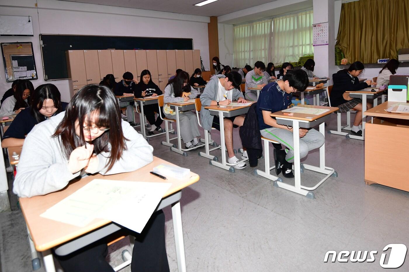 지난해 2024학년도 대학수학능력시험 전 마지막 모의고사인 10월 전국연합학력평가가 치러진 12일 오전 경북 포항 영일고등학교에서 고3 학생들이 1교시 국어 영역 시험에 집중하고 있다. 2023.10.12/뉴스1 ⓒ News1 최창호 기자