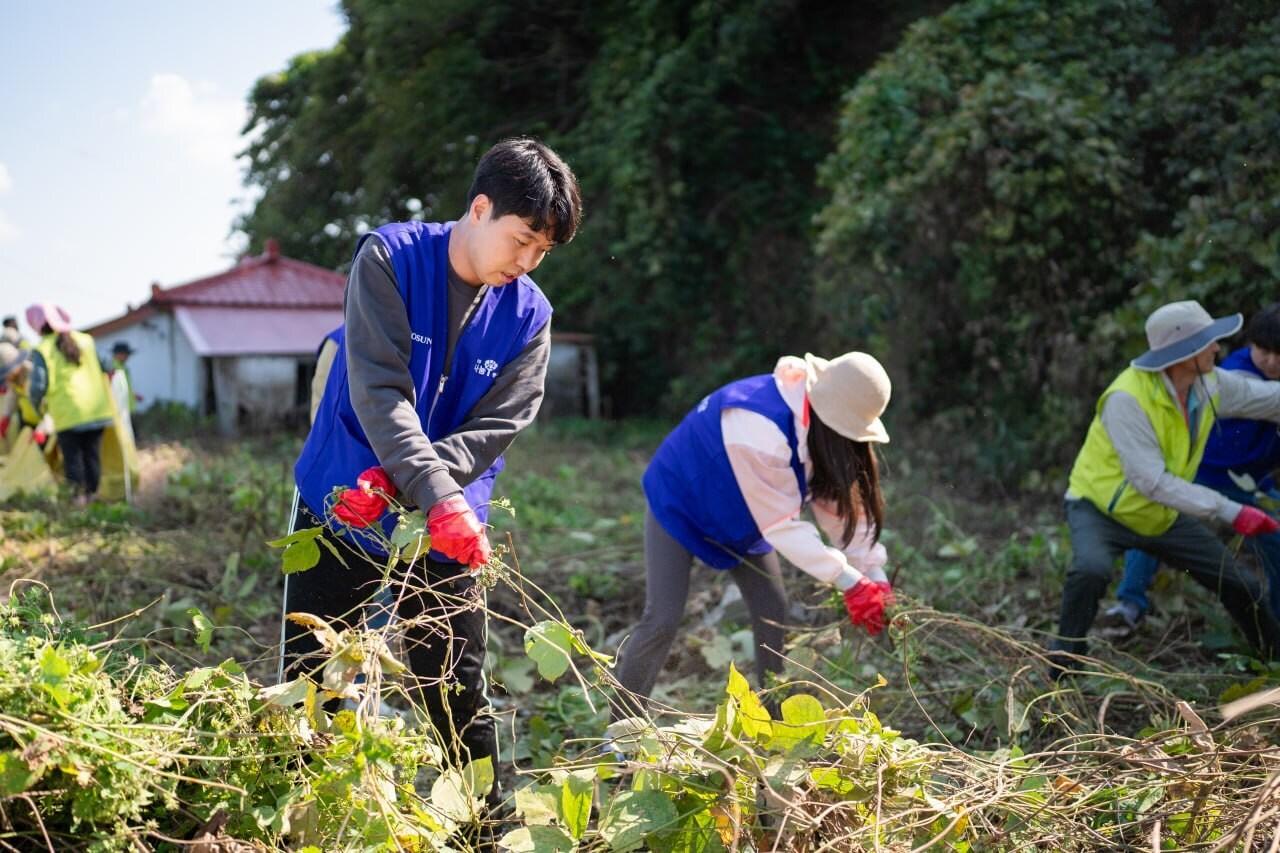 효성 임직원 등이 유부도 생물다양성 보존활동에 참여하는 모습&#40;효성첨단소재 제공&#41;.