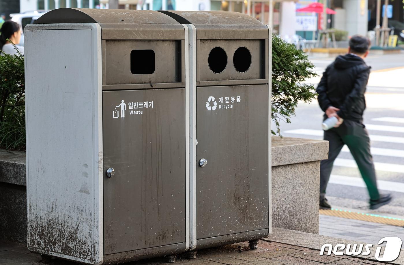 서울시가 현재 4956개에 불과한 서울시내 길거리 쓰레기통을 2025년까지 7500개로 단계적으로 확대한다. 서울시는 서울시내 길거리 쓰레기통 근처에 가정이나 가게에서 나오는 쓰레기를 버리는 문제가 발생해 갯수를 줄였으나, 거리에 쓰레기통이 부족하다는 불만이 계속되자 늘리기로 한것이다. 사진은 12일 서울 시내 한 길거리에 설치된 쓰레기통의 모습. 2023.10.12/뉴스1 ⓒ News1 김도우 기자