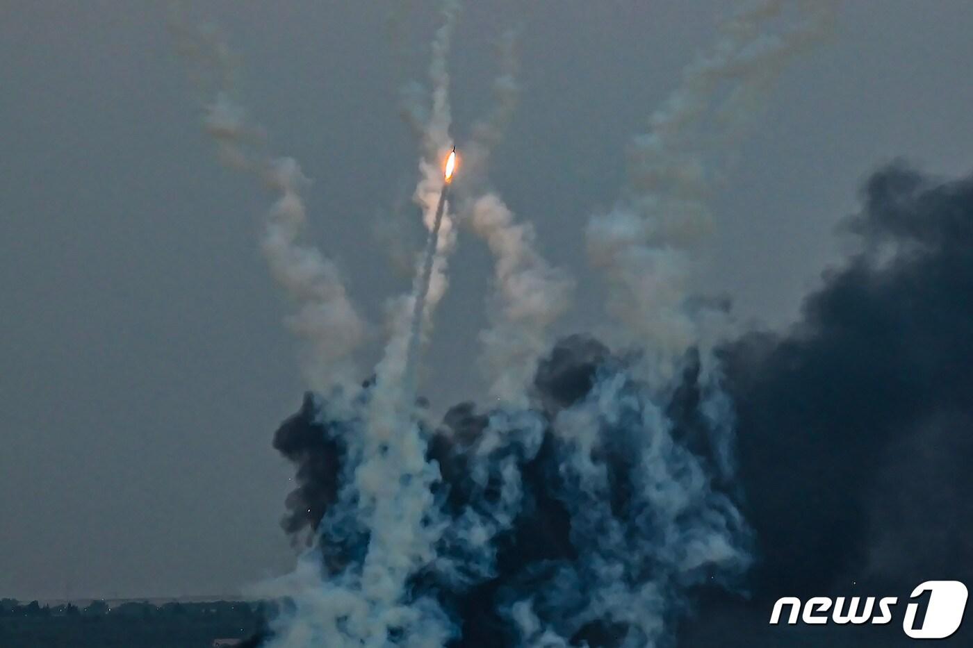 11일&#40;현지시간&#41; 팔레스타인 무장 정파 하마스가 가자 지구 라파에서 이스라엘 군을 향해 로켓을 발사하고 있다. 2023.10.12 ⓒ AFP=뉴스1 ⓒ News1 우동명 기자