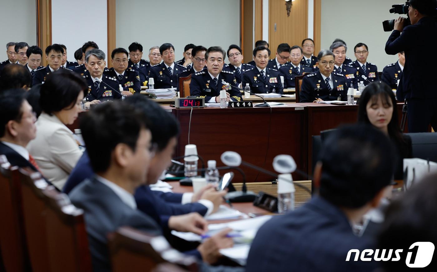 윤희근 경찰청장이 12일 오전 서울 서대문구 경찰청에서 열린 국회 행정안전위원회의 경찰청·도로교통공단에 대한 국정감사에 출석해 김용판 국민의힘 의원 질의에 답하고 있다. 2023.10.12/뉴스1 ⓒ News1 안은나 기자