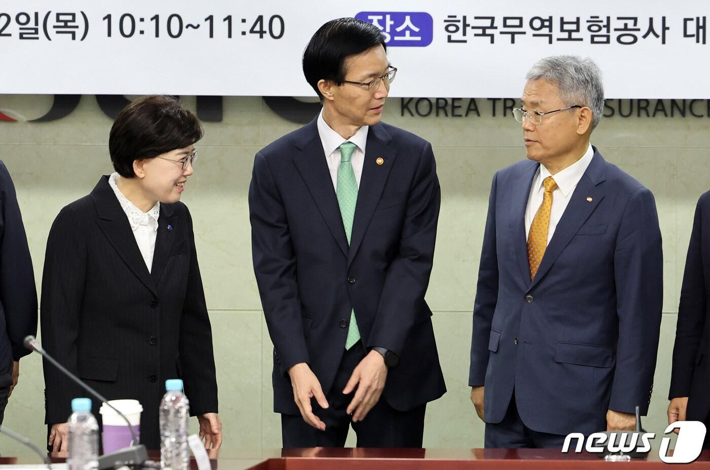 방문규 산업통상자원부 장관&#40;가운데&#41;이 12일 오전 서울 종로구 한국무역보험공사 대회의실에서 열린 에너지공기업 경영혁신 점검회의에서 김동철 한국전력 사장&#40;오른쪽&#41;, 최연혜 한국가스공사 사장&#40;왼쪽&#41;과 인사하고 있다. 2023.10.12/뉴스1 ⓒ News1 김성진 기자