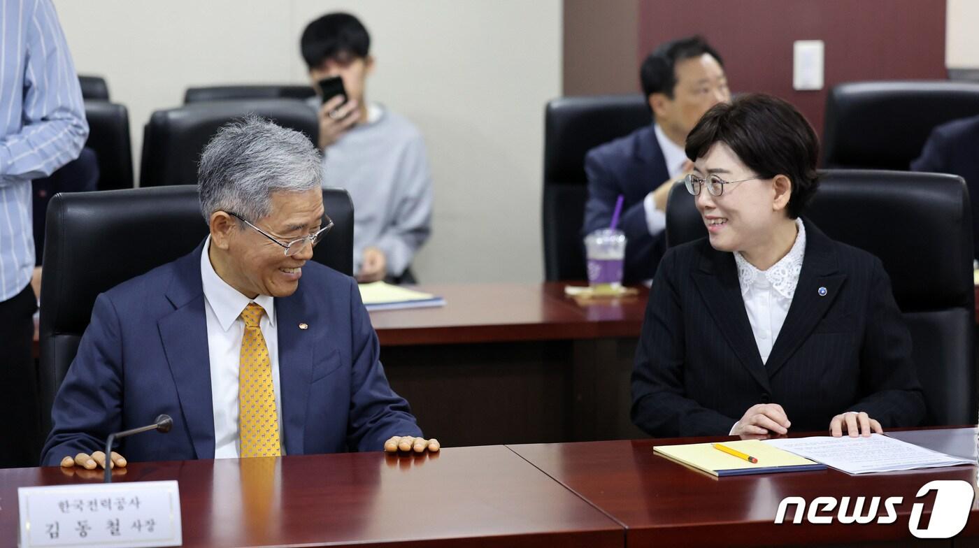 김동철 한국전력 사장&#40;왼쪽&#41;과 최연혜 한국가스공사 사장이 지난달 12일 오전 서울 종로구 한국무역보험공사 대회의실에서 열린 에너지공기업 경영혁신 점검회의에서 대화하고 있다. 2023.10.12/뉴스1 ⓒ News1 김성진 기자