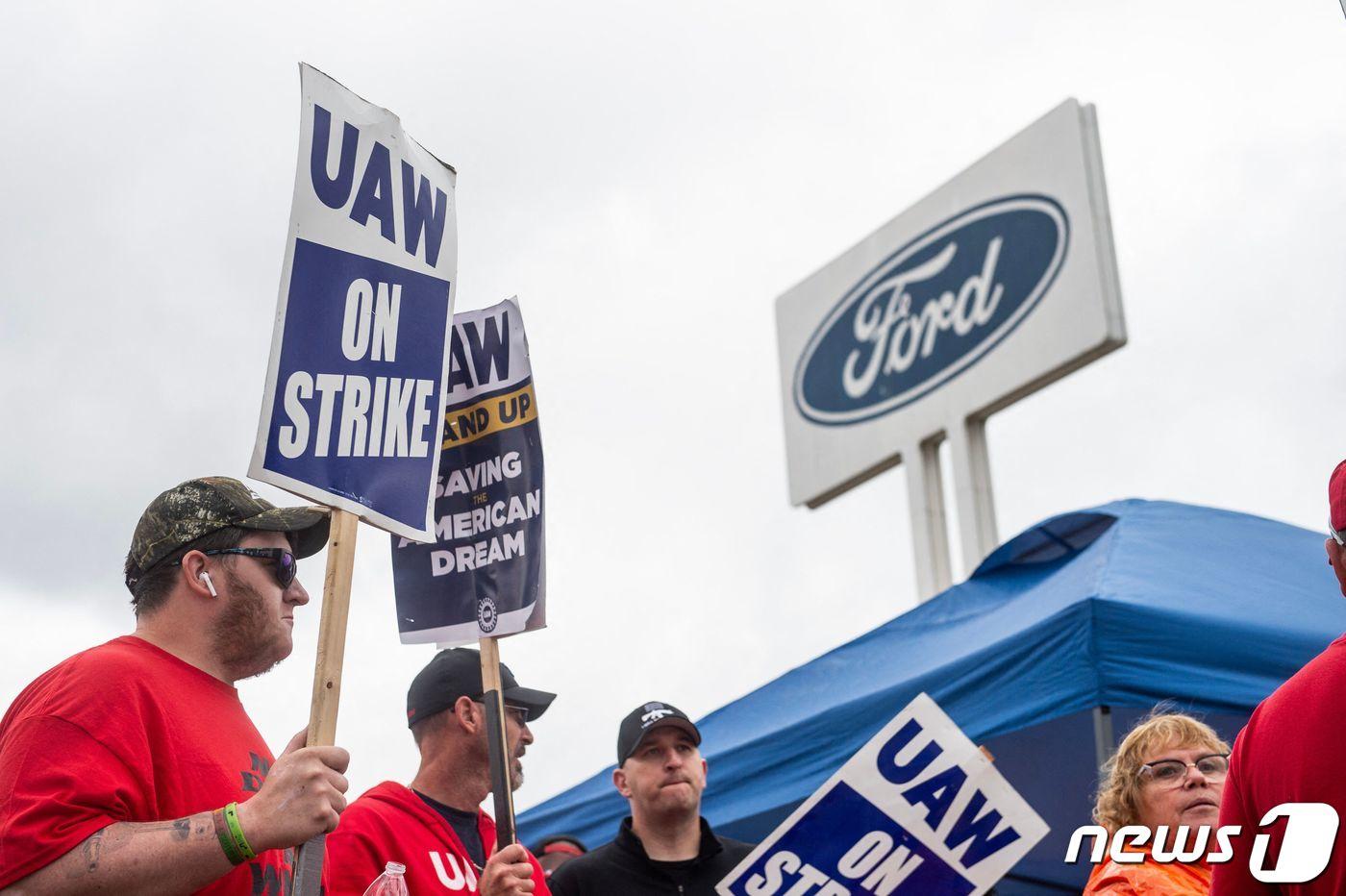 &#40;FILES&#41; &#40;FILES&#41; Members of the United Auto Workers &#40;UAW&#41; pickett outside of the Michigan Parts Assembly Plant in Wayne, Michigan, on September 26, 2023. An auto workers strike in the United States expanded October 11, 2023 with 8,700 more employees walking off their jobs, said the United Automobile Workers &#40;UAW&#41; union, as a deal with major automakers remained elusive. &#40;Photo by Matthew Hatcher / AFP&#41; ⓒ AFP=뉴스1