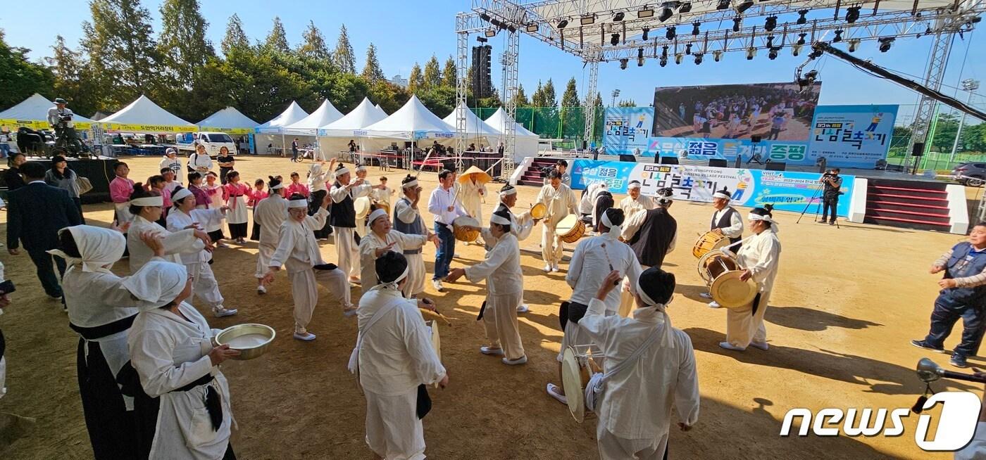 충북 증평군의 대표 축제인 &#39;증평인삼골축제&#39;가 12일 보강천체육공원에서 개막했다.&#40;증평군 제공&#41;/뉴스1