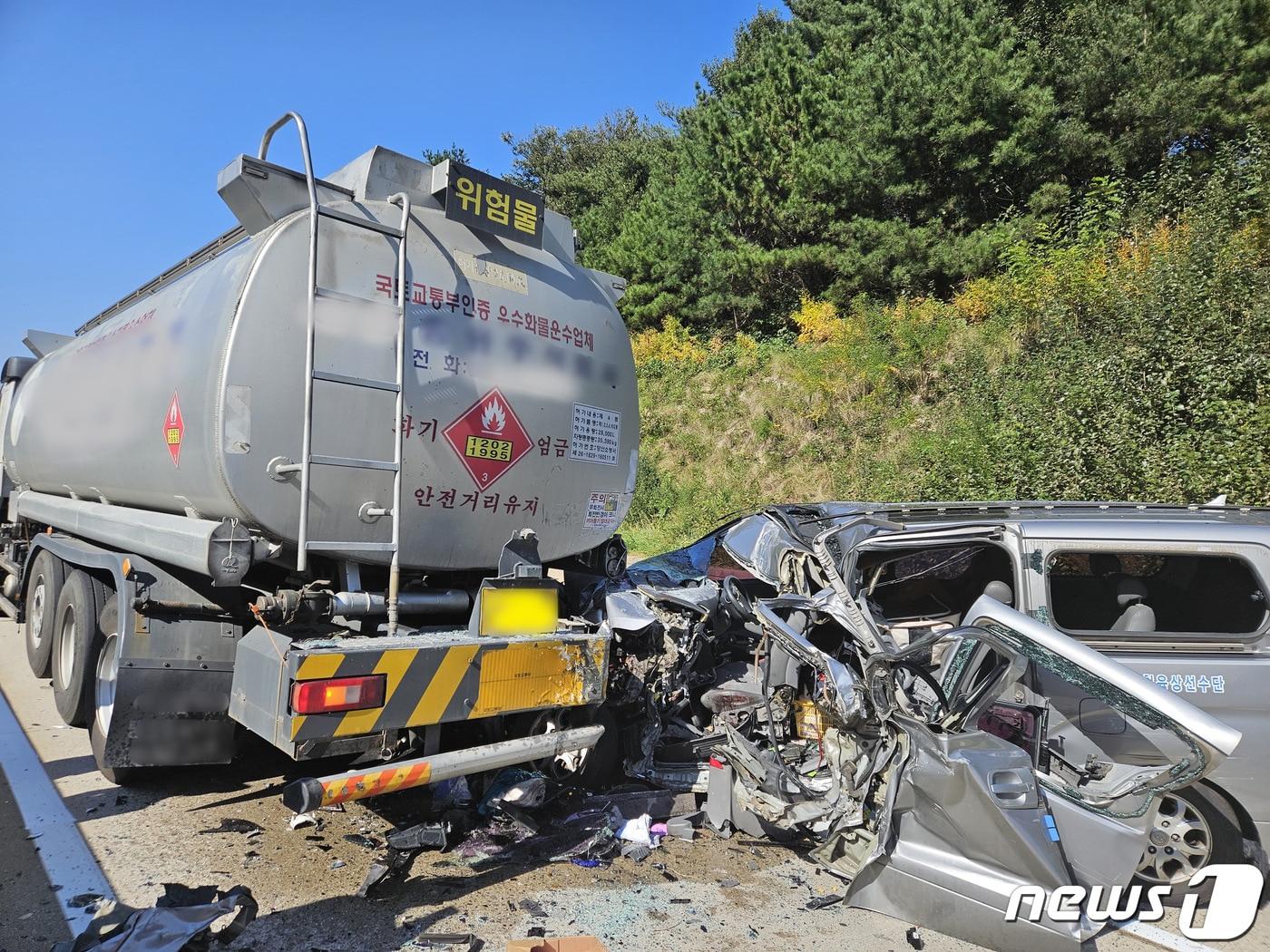 12일 오후 1시26분쯤 경북 상주시 낙동면 중부내륙고속도로 양평방향 145㎞지점에서 스타렉스가 1차로에서 정차 중인 탱크로리를 추돌해 소방당국이 사고 수습 중이다.&#40;경북소방본부 제공&#41;