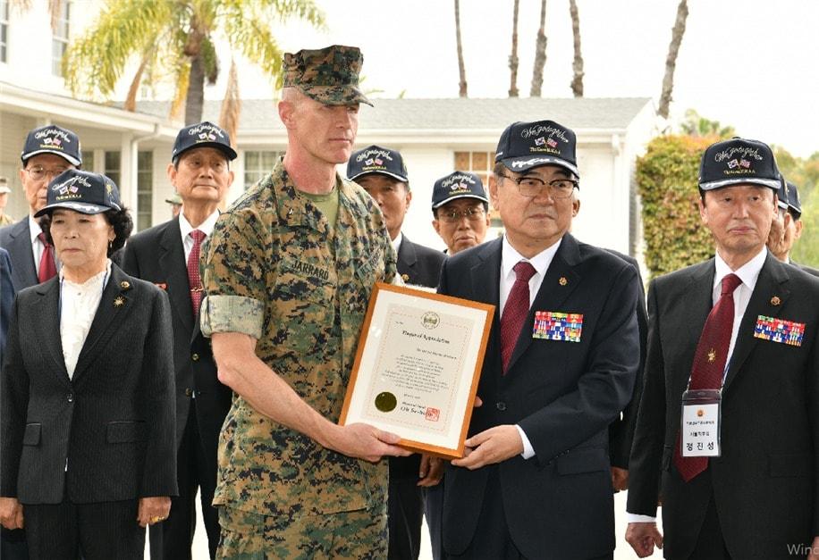 김정규 무공수훈자회장이 미국 해병대 1사단 부사단장에게 감사패를 전달하고 있다.&#40;무공수훈자회 제공&#41;