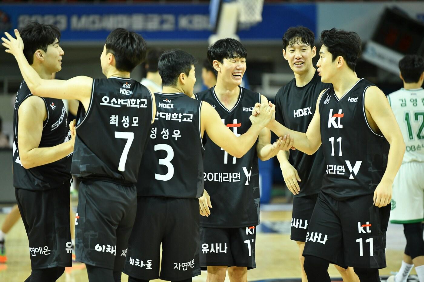 프로농구 KT가 DB를 제압하고 컵대회 4강에 올랐다.&#40;KBL 제공&#41;