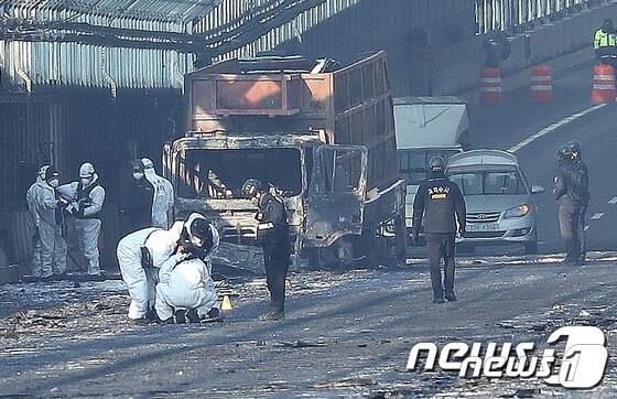 지난해 1230일 오전 경기 과천시 제2경인고속도로 북의왕IC 인근 방음터널 화재현장에서 경찰과 소방 등 관계자들이 현장감식을 하고 있다. 2022.12.30/뉴스1 ⓒ News1 송원영 기양