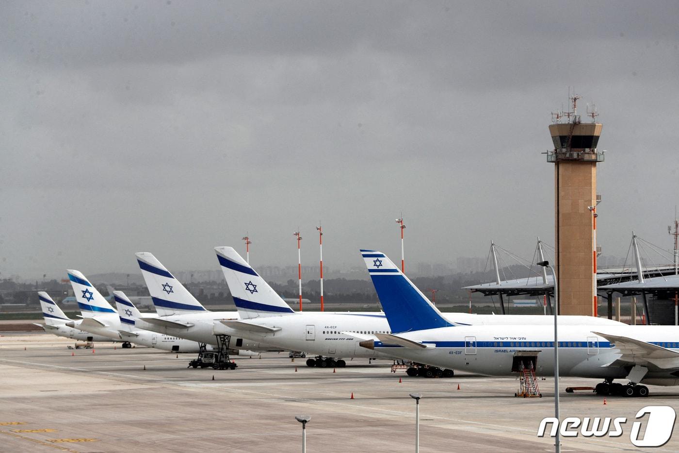 이스라엘 텔아이브 인근 도시 로드에 위치한 벤구리온 국제공항 활주로에 2020년 3월 이스라엘 국영항공사 엘알의 여객기가 대기하는 모습. 2020.3.10. ⓒ 로이터=뉴스1 ⓒ News1 김성식 기자