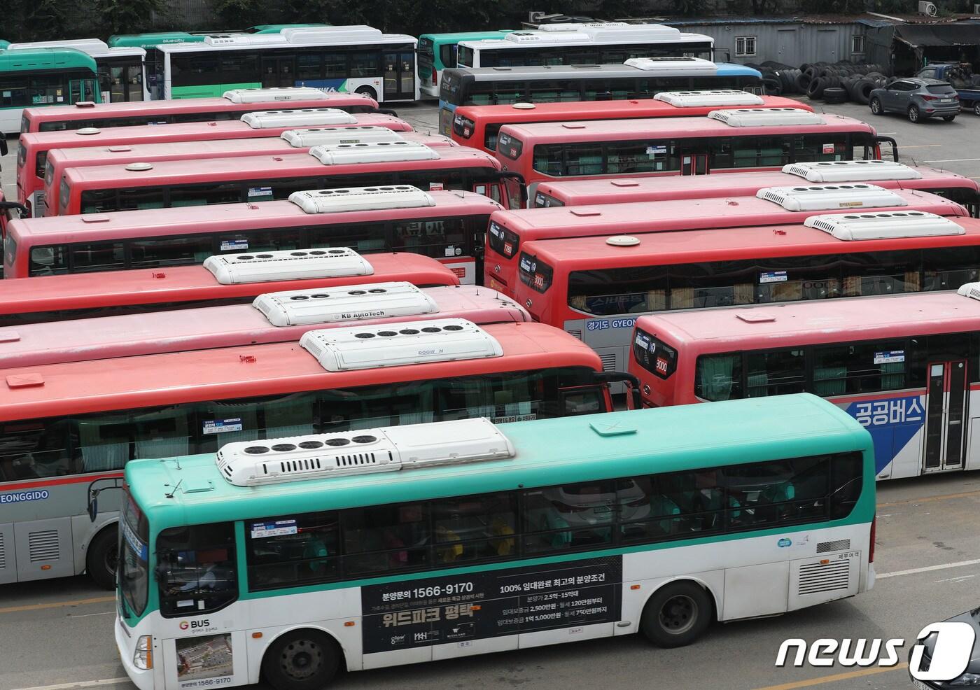 13일 오전 경기 수원시 권선구 용남고속 차고지에 운행을 마친 버스가 들어오고 있다. 경기도버스노동조합협의회는 최종 조정회의가 결렬되면 오는 26일 총파업에 돌입한다. 이 2023.10.13/뉴스1 ⓒ News1 김영운 기자