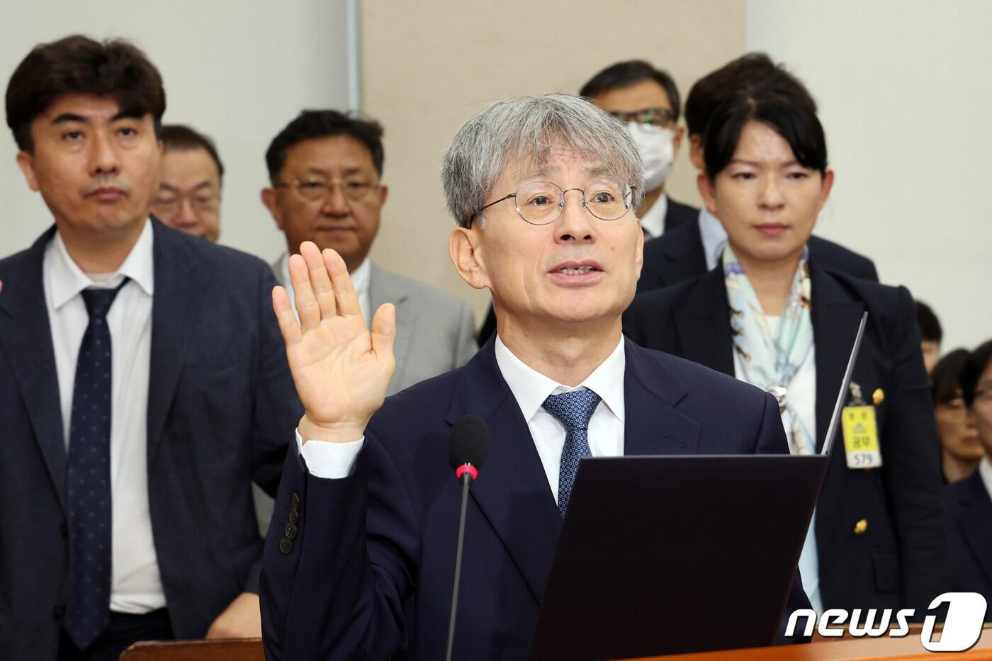 김광동 진실화해위원회 위원장이 13일 서울 여의도 국회에서 열린 행정안전위원회의 진실화해위원회 등 국정감사에서 선서를 하고 있다. 2023.10.13/뉴스1 ⓒ News1 황기선 기자