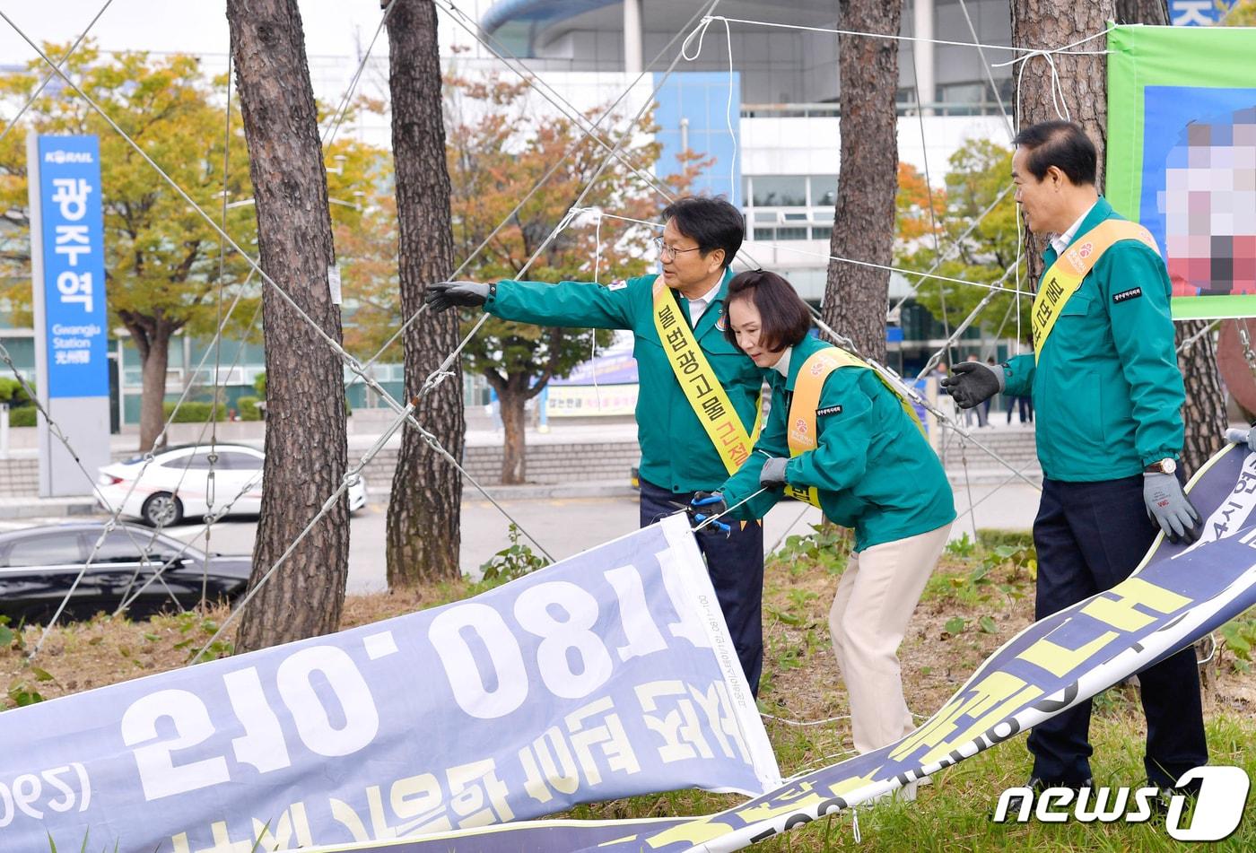 강기정 광주시장이 &#39;깨끗한 거리 조성을 위한 현수막 정비 캠페인&#39;에 참석해 광장 소나무에 걸려 있는 현수막을 철거하고 있다.&#40;광주시 제공&#41; &#40;사진은 기사 내용과 무관함&#41; / 뉴스1 ⓒ News1