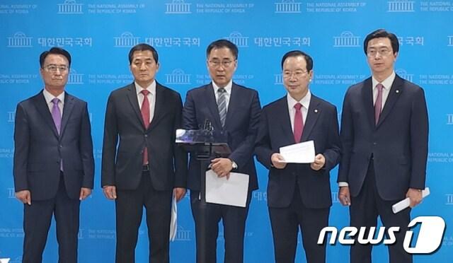 국민의힘 경남 의원들이 13일 국회 소통관에서 기자회견을 열고 민주당에 우주항공청법 수정안 논의에 나설 것을 촉구하고 있다.&#40;최형두 의원실 제공&#41;