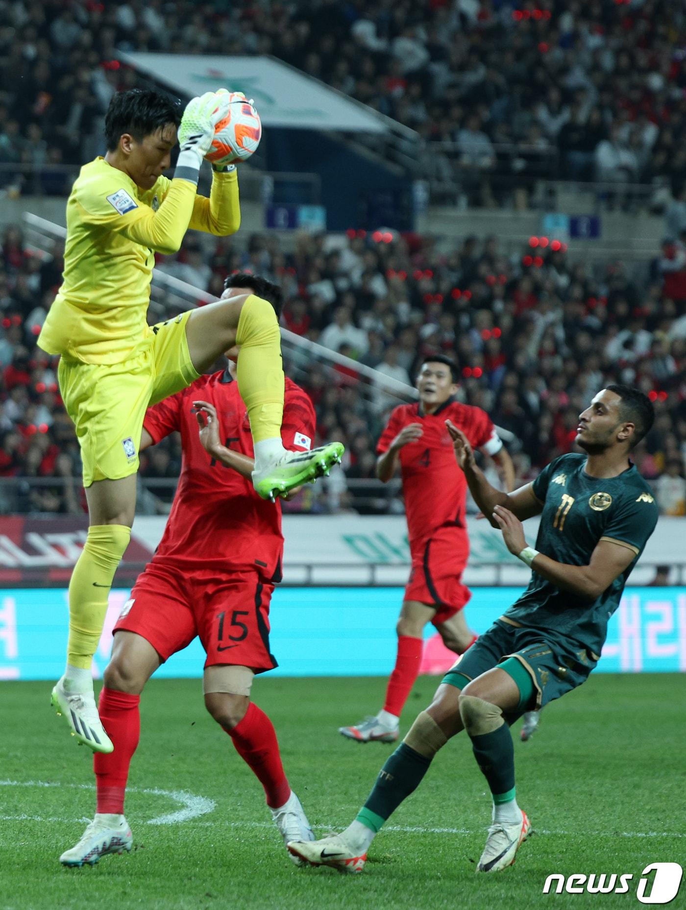 13일 오후 마포구 성산동 서울월드컵경기장에서 열린 하나은행 초청 축구 국가대표팀 평가전 대한민국과 튀니지의 경기에서 김승규 골키퍼가 튀니지 공격을 막아내고 있다. 2023.10.13/뉴스1 ⓒ News1 박정호 기자